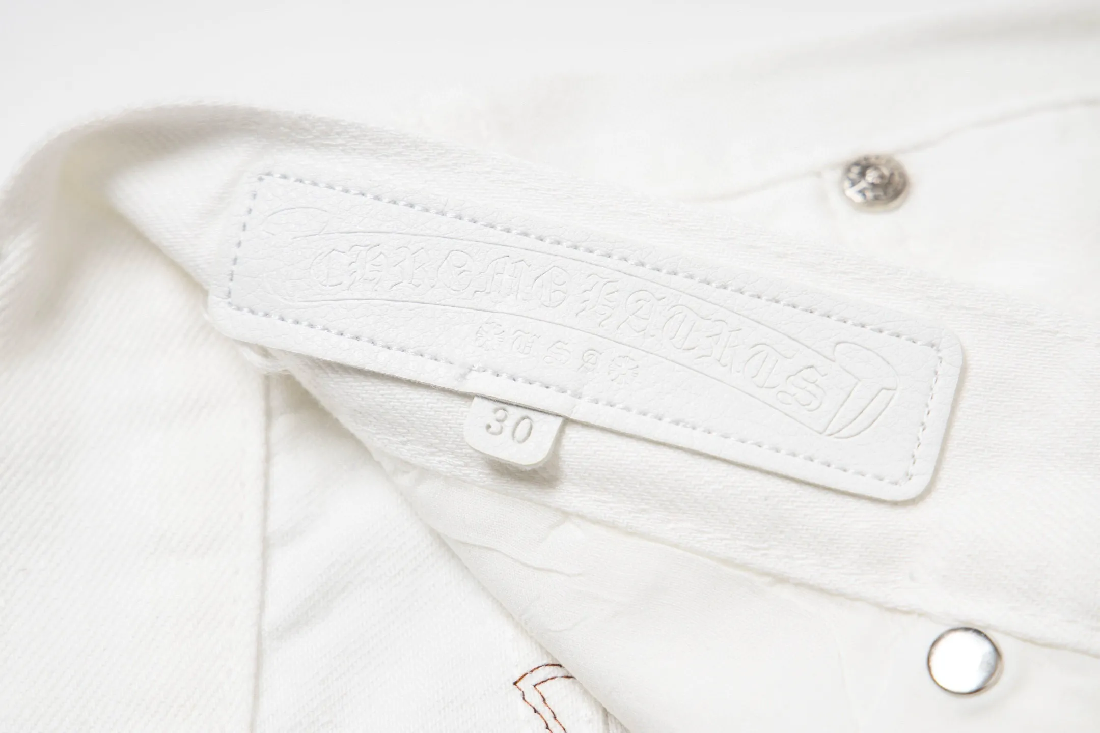 P240 💰 (Top version) Chrome Hearts/Chrome Hearts Classic white hand-painted monster cow series colorful leather cross washed color fabric unisex denim trousers Vibe style straight stacked god-level version Carbon fine bias denim color cloth Old vintage full set of hardware - Chrome Hearts white cow series The high version uses high-ounce custom fabrics, fermentation washing and soft color fixation, soft and thick to wear, the details are all made by hand-polished craftsmanship, all-over printed jacquard fabric Unique design style. Through multiple processes to create a full retro feel. Unique niche non-contrast shirt. Customized distressed spray-painted buttons. Craftsmanship in every detail. Color: white hand-painted monster. Size: 28-30-32-34 (corresponding to S-M-L-XL)